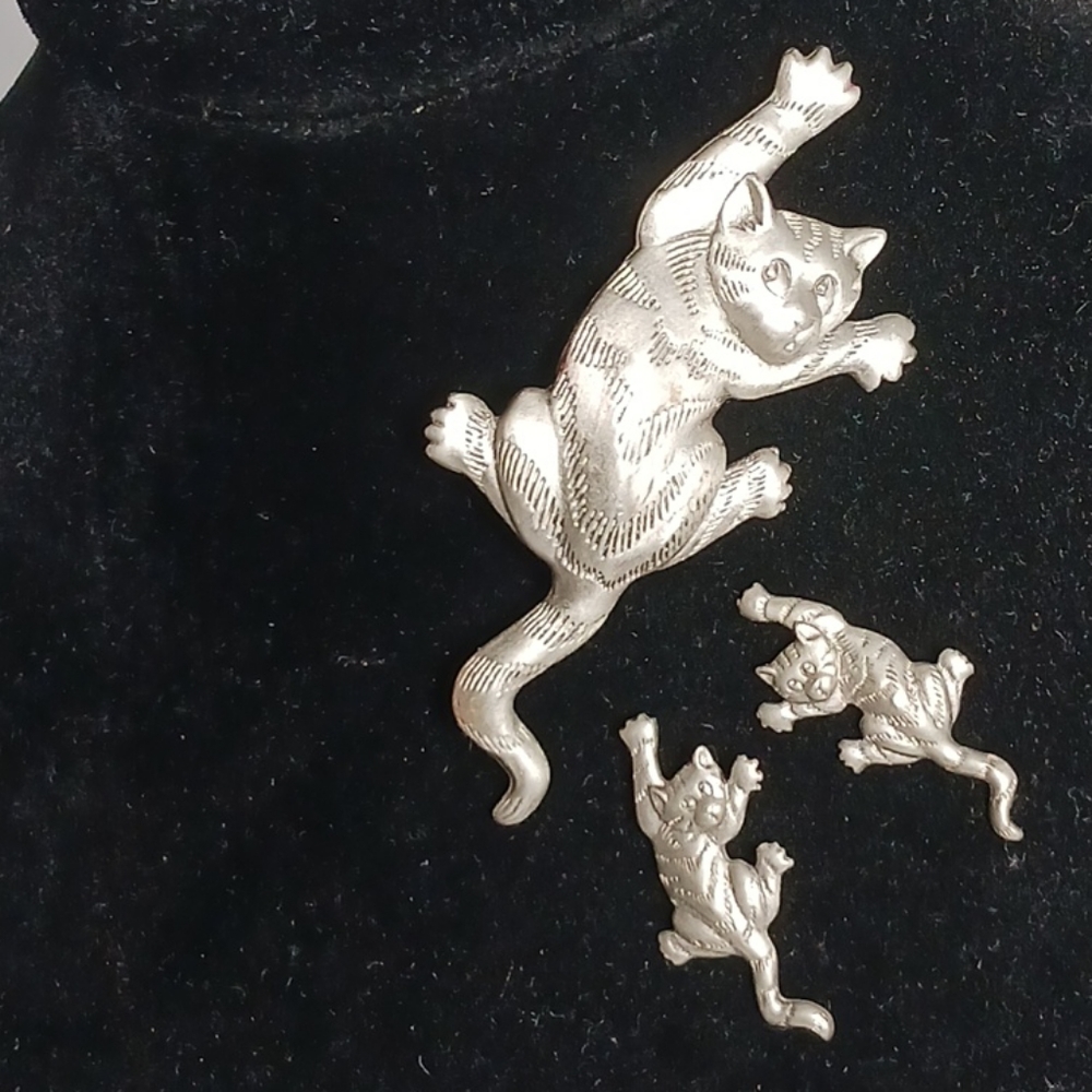 J J Jonette 1988 Signed Pewter Climbing Cat Earrings and Brooch Vintage